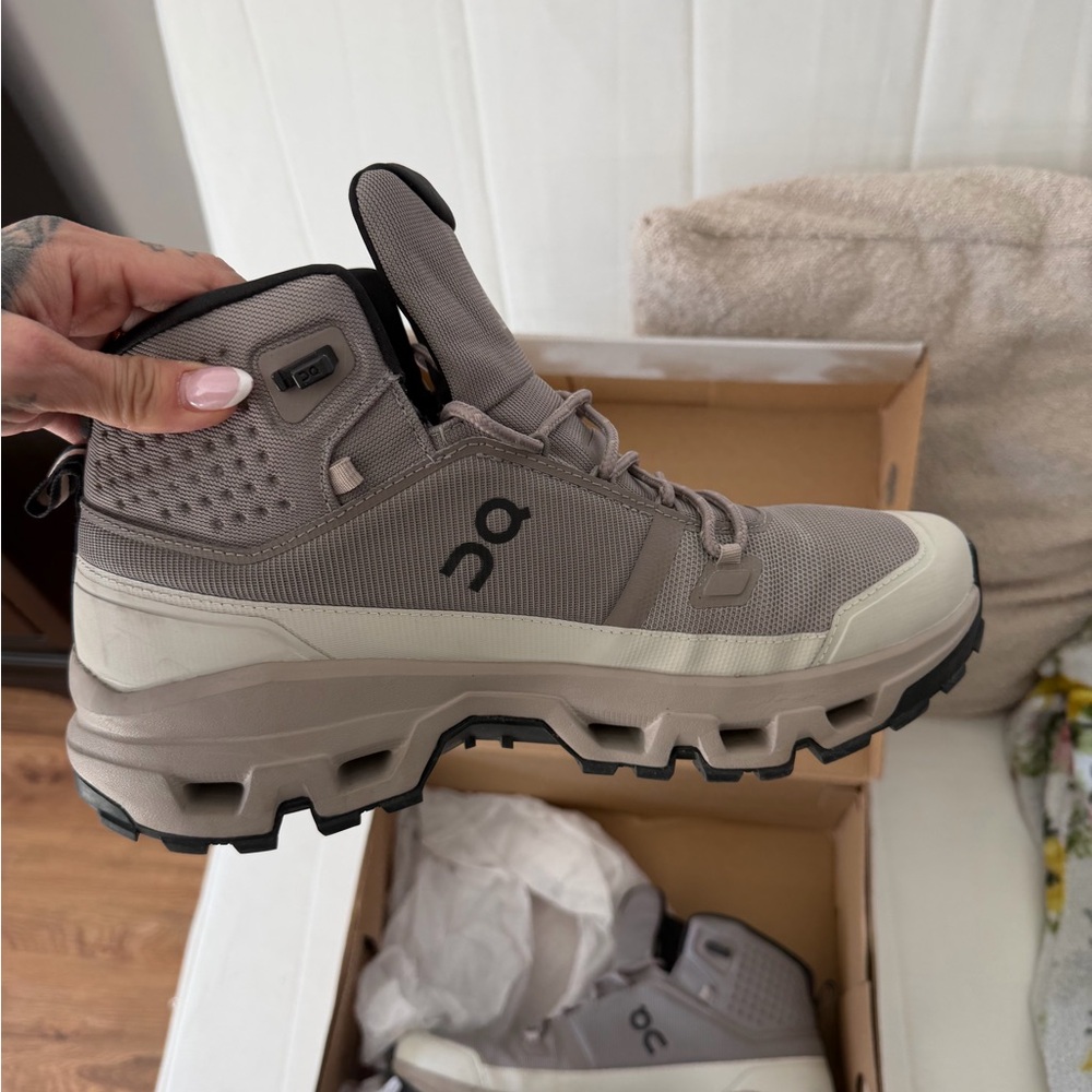 On Running Men's Taupe and Cream Athletic Shoes